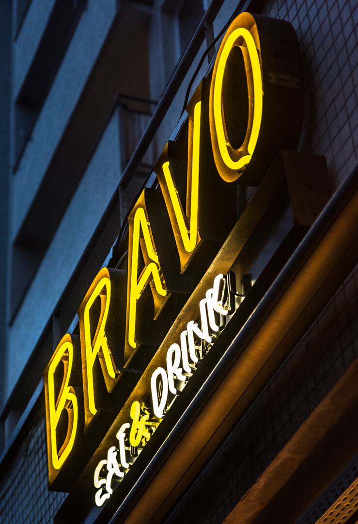 neon-bravo-eat-drink-neon-nad-wejsciem-do-restauracji-neon-na-kaflach-neon-na-scianie-z-kafli-neon-podswietlany-neon-wewnatrz-blachy-nierdzewnej-neon-na-zewnatrz-zolty-neon-warszawa-centralna